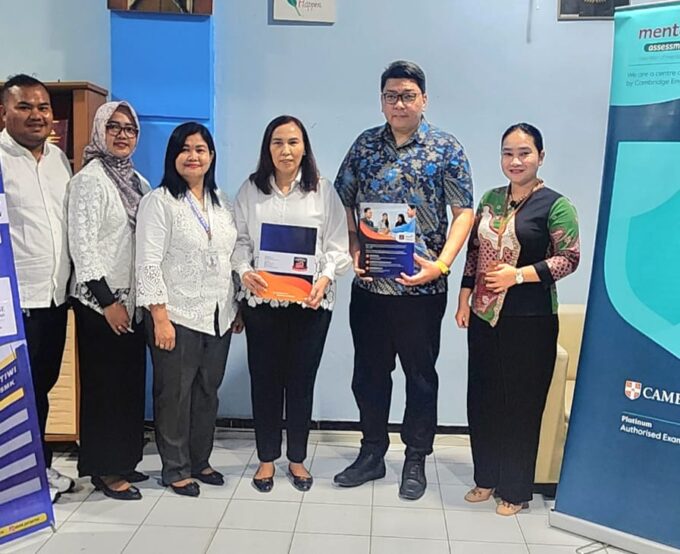 "Bridging the Future: Empowering Students with Global English Competence"