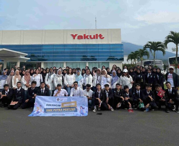 Menjelajahi Dunia Industri: OPL SMK Putra Pertiwi Kunjungi Pabrik Yakult Indonesia