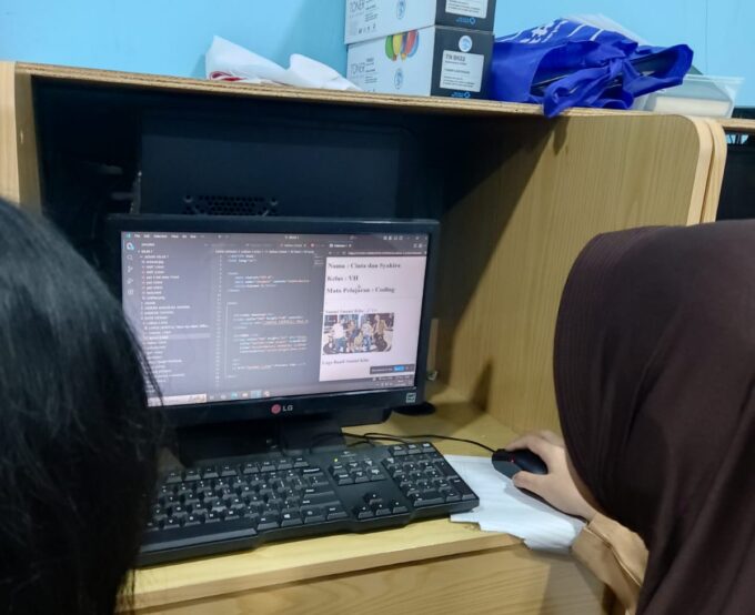 Menyiapkan Arsitek Digital: Implementasi Koding dan AI di SMP Putra Pertiwi demi Visi Generasi Emas 2045